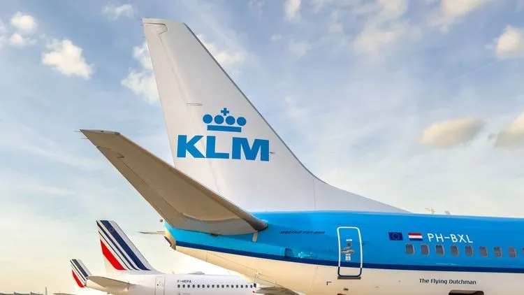 Geparkte Boeing- und Airbus-Maschinen der blauen KLM Royal Dutch Airlines und der weißen Air France stehen auf dem Vorfeld des Flughafens Paris Charles de Gaulle nebeneinander.
