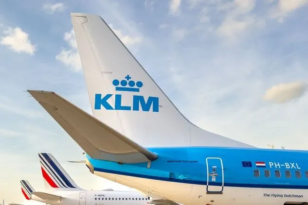 Geparkte Boeing- und Airbus-Maschinen der blauen KLM Royal Dutch Airlines und der weißen Air France stehen auf dem Vorfeld des Flughafens Paris Charles de Gaulle nebeneinander.