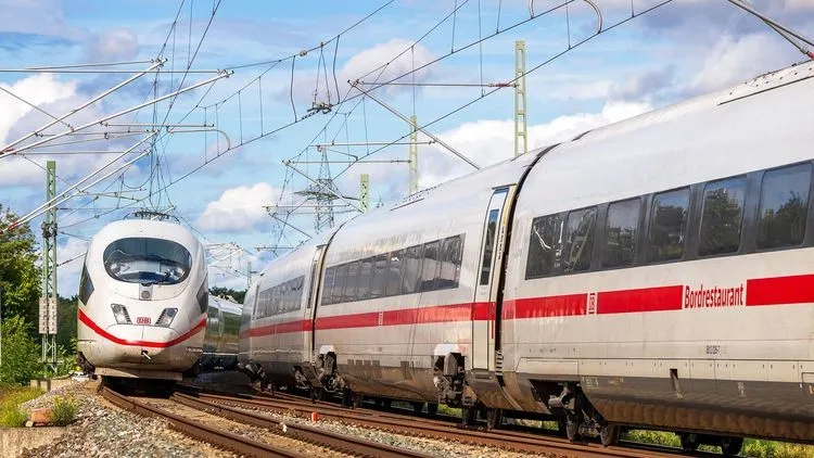 Ein ICE 3 (Baureihe 403) und ein ICE 4 (Baureihe 412) der Deutschen Bahn begegnen sich auf der elektrifizierten Bahnstrecke.
