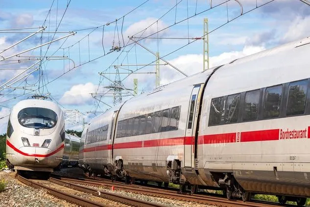 Ein ICE 3 (Baureihe 403) und ein ICE 4 (Baureihe 412) der Deutschen Bahn begegnen sich auf der elektrifizierten Bahnstrecke.