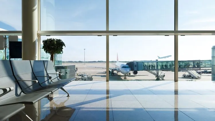 Ein leerer Wartebereich am Flughafen Terminal.