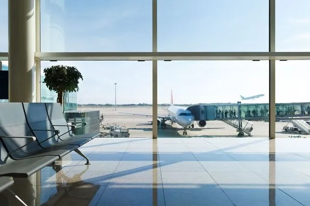 Ein leerer Wartebereich am Flughafen Terminal.