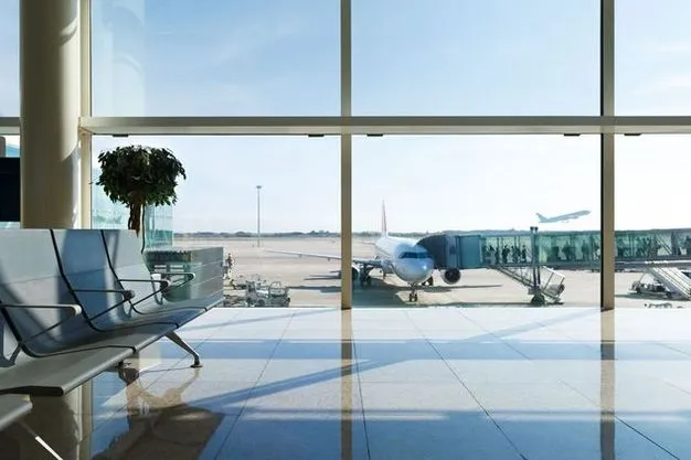 Ein leerer Wartebereich am Flughafen Terminal.
