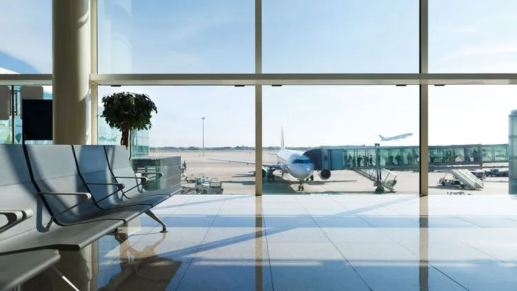 Ein leerer Wartebereich am Flughafen Terminal.