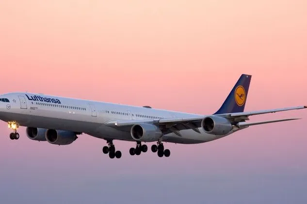 Ein Flugzeug der Lufthansa fliegt bei klarem Himmel.