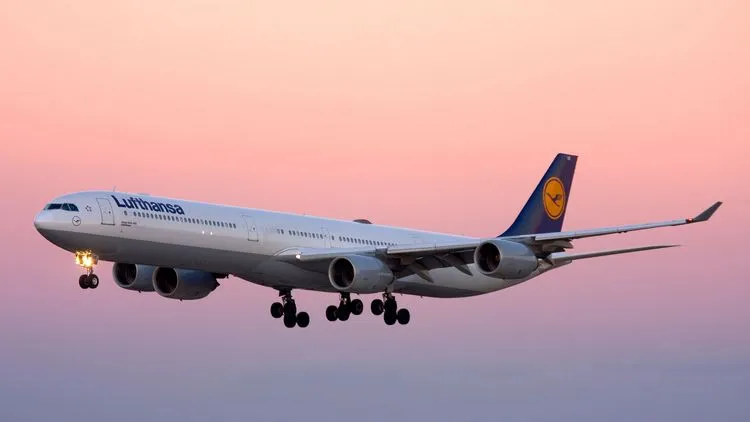 Ein Flugzeug der Lufthansa fliegt bei klarem Himmel.