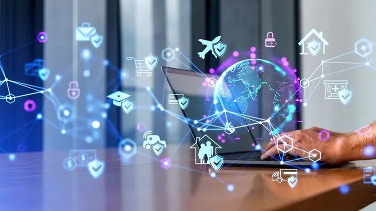 Hände tippen auf einem Laptop, während Icons zum Thema Travelmanagement im Vordergrund zu sehen sind.
