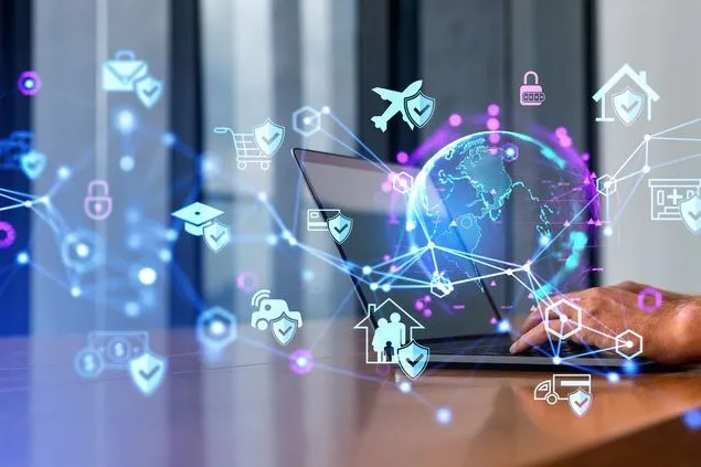 Hände tippen auf einem Laptop, während Icons zum Thema Travelmanagement im Vordergrund zu sehen sind.