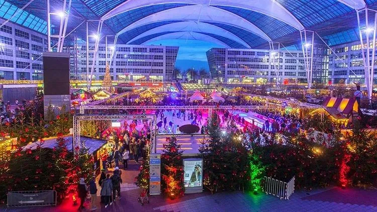 Der Weihnachts- und Wintermarkt auf dem Münchner Flughafen bietet viele Stände, Lichter und Highlights.