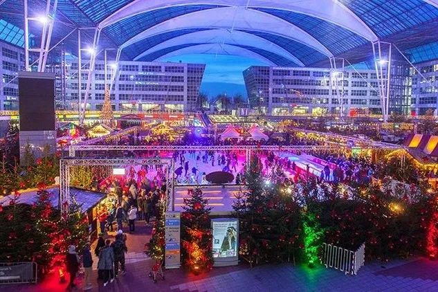 Der Weihnachts- und Wintermarkt auf dem Münchner Flughafen bietet viele Stände, Lichter und Highlights.