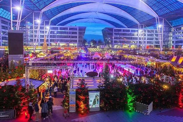 Der Weihnachts- und Wintermarkt auf dem Münchner Flughafen bietet viele Stände, Lichter und Highlights.