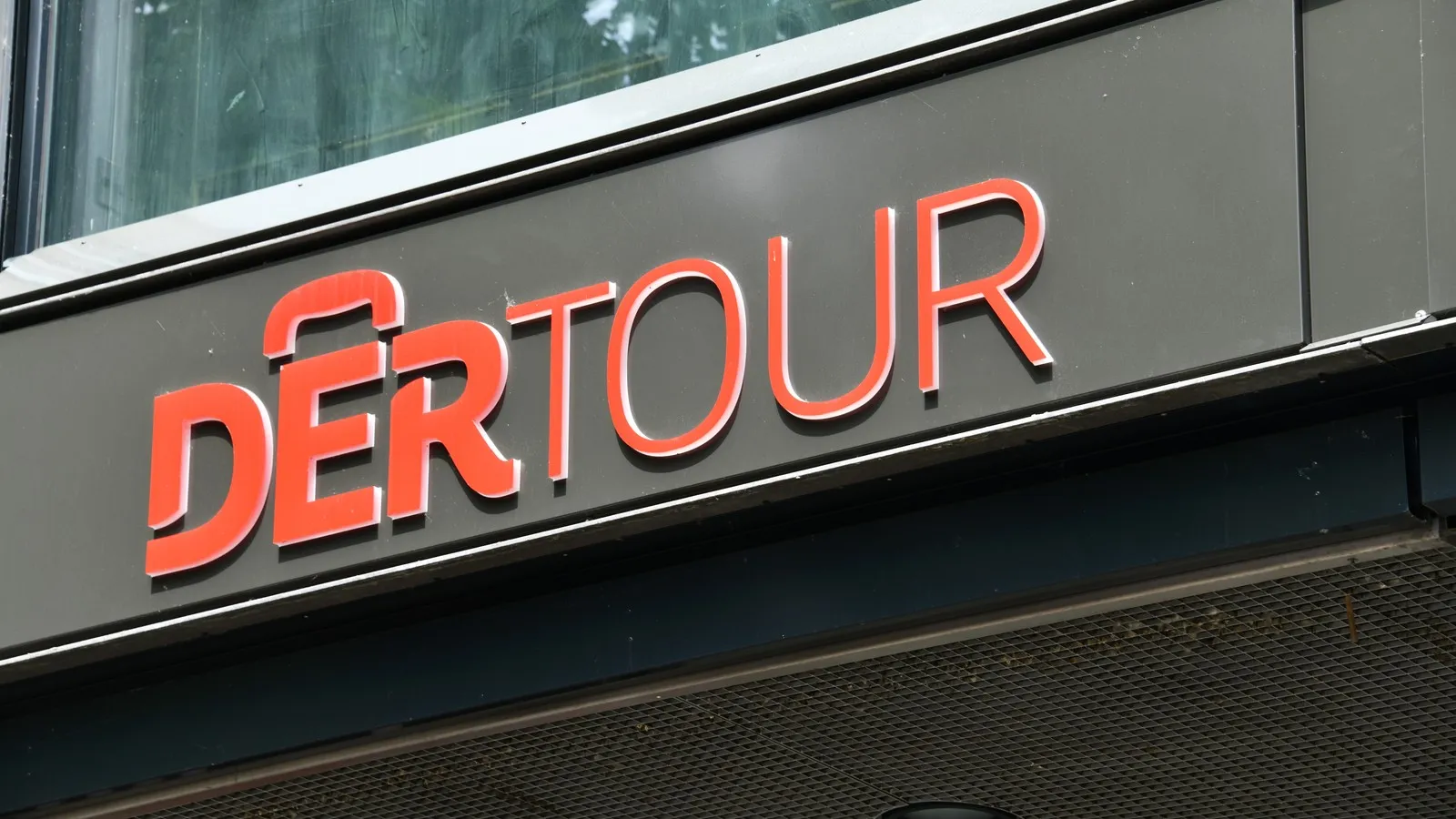 Ein Schild des Logos eines Dertour Reisebüros.