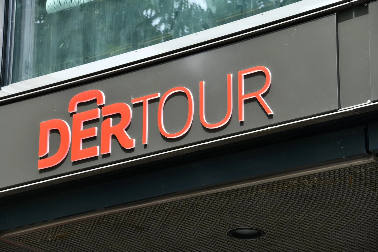 Ein Schild des Logos eines Dertour Reisebüros.