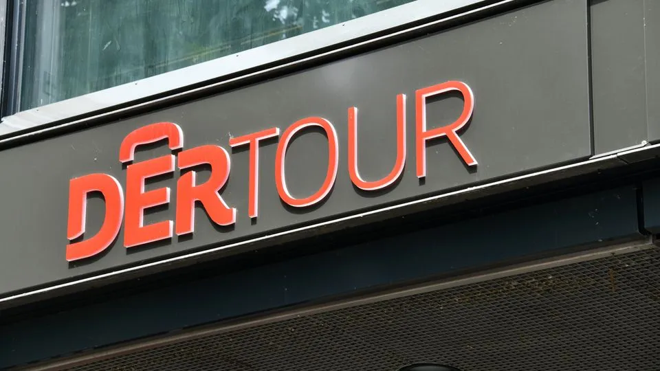 Ein Schild des Logos eines Dertour Reisebüros.