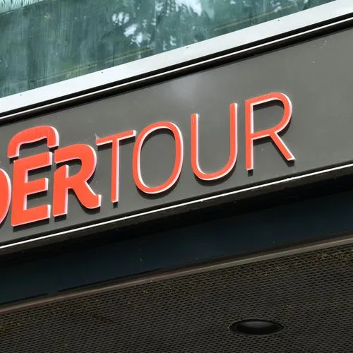 Ein Schild des Logos eines Dertour Reisebüros.