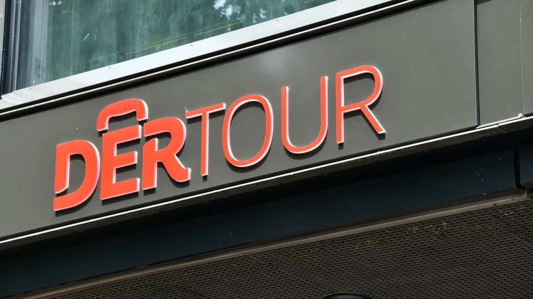 Ein Schild des Logos eines Dertour Reisebüros.
