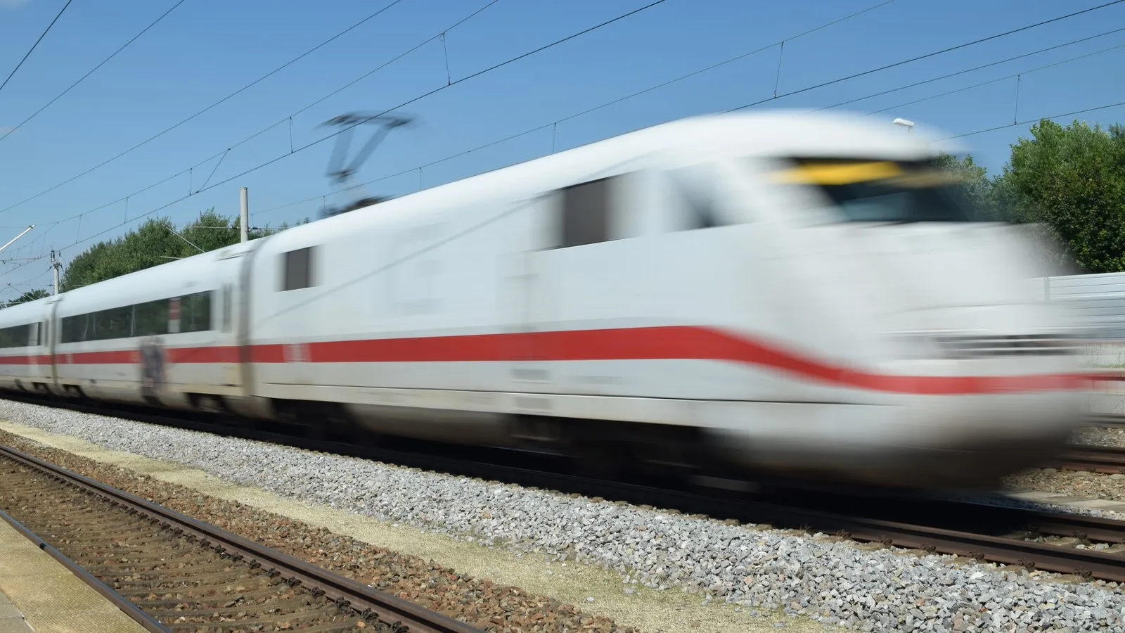 Ein ICE der Deutschen Bahn fährt schnell los.