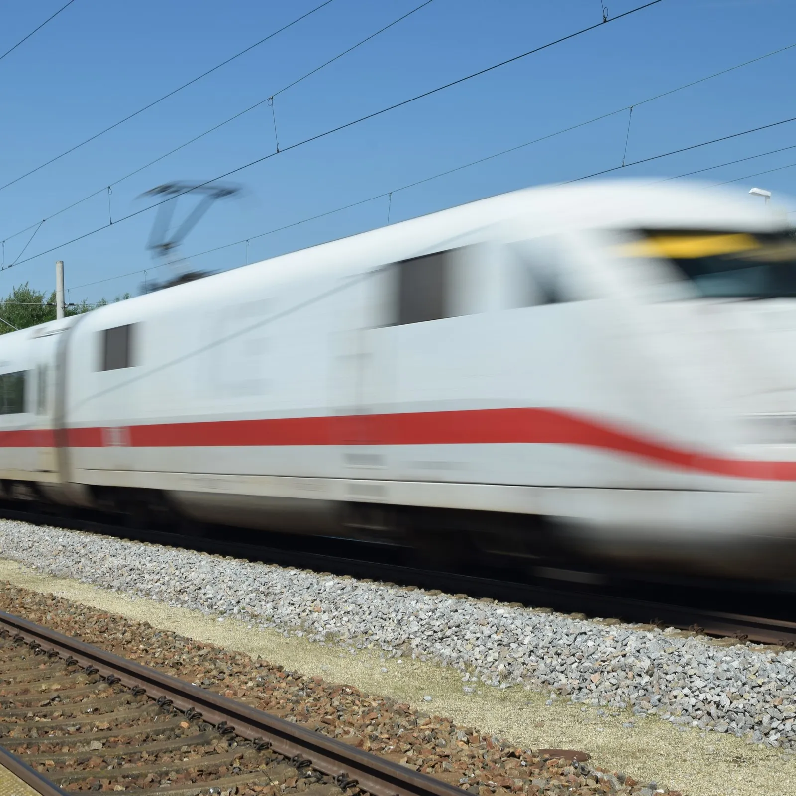Ein ICE der Deutschen Bahn fährt schnell los.