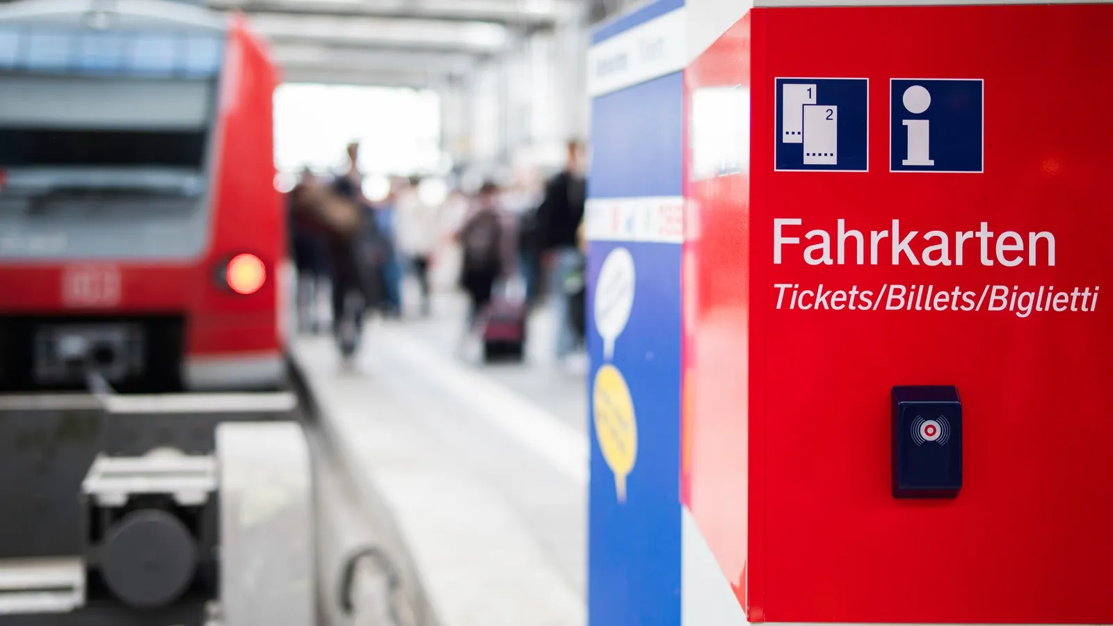 Fahrkartenautomat am Bahnhof, um ein Ticket für eine Zugfahrt am Automaten zu kaufen.