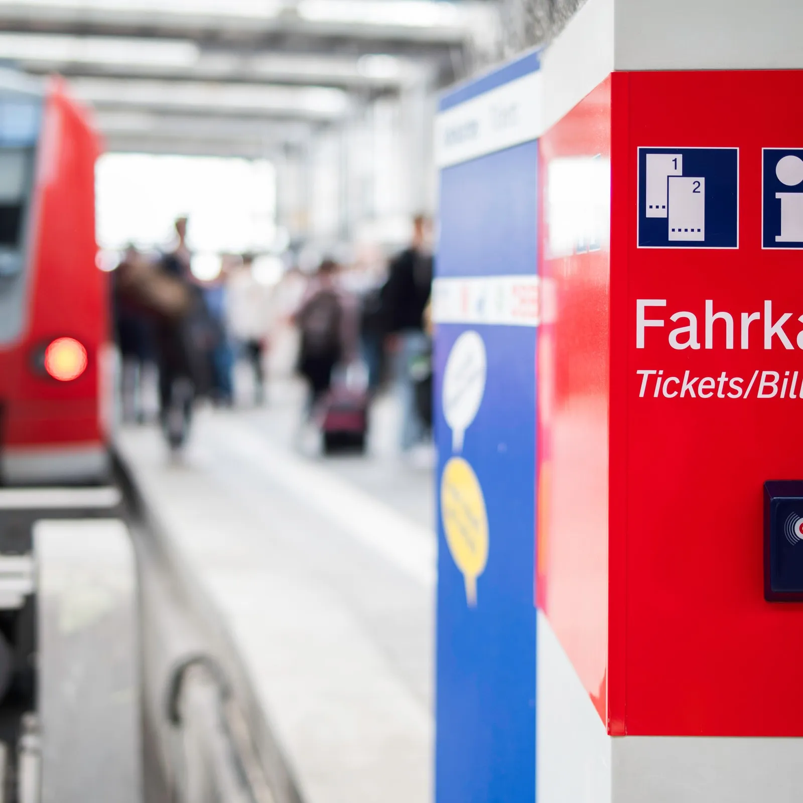 Fahrkartenautomat am Bahnhof, um ein Ticket für eine Zugfahrt am Automaten zu kaufen.