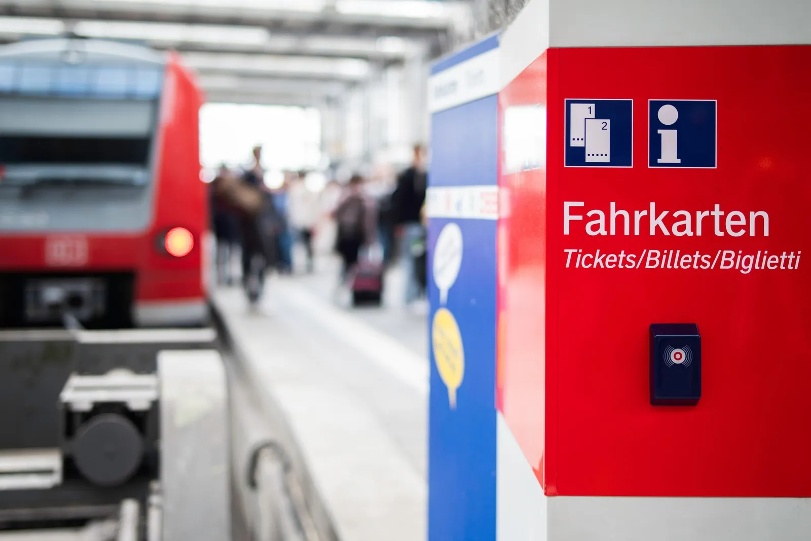 Fahrkartenautomat am Bahnhof, um ein Ticket für eine Zugfahrt am Automaten zu kaufen.