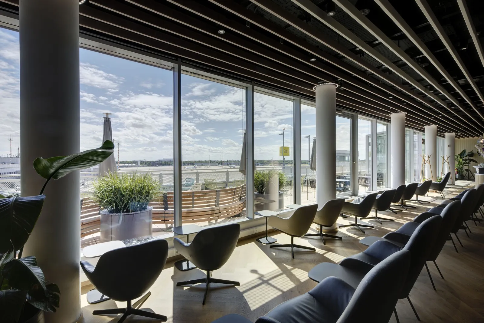 Der Ausblick auf das Vorfeld in der DUS Rhein Lounge.