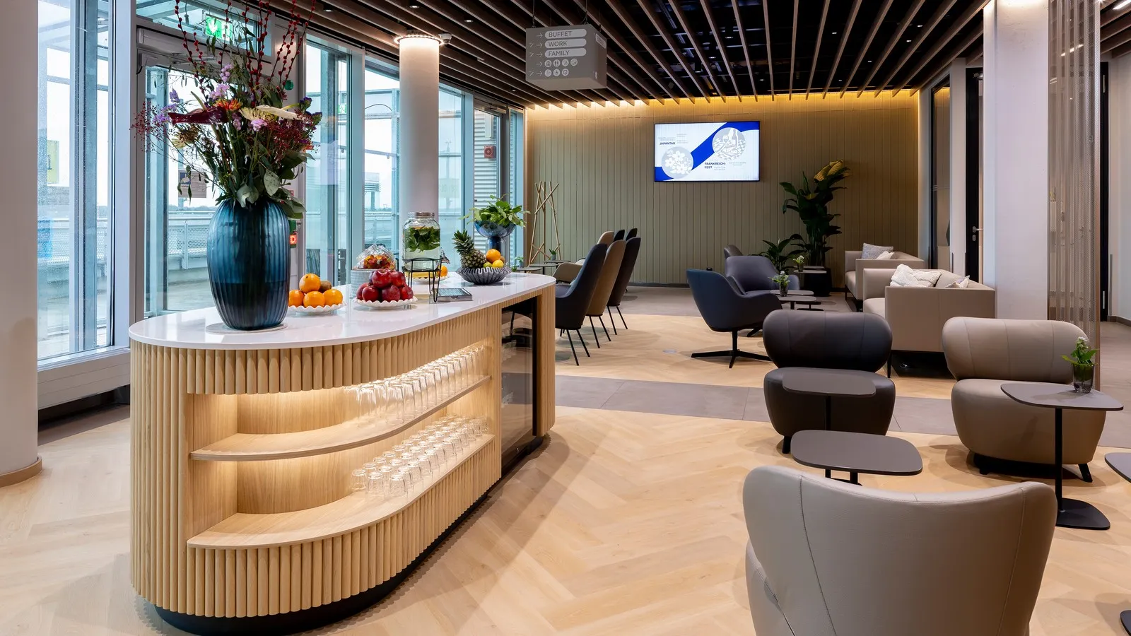 Die zweite Ebene der DUS Rhein Lounge mit Sitzgelegenheiten und angenehmer Beleuchtung.