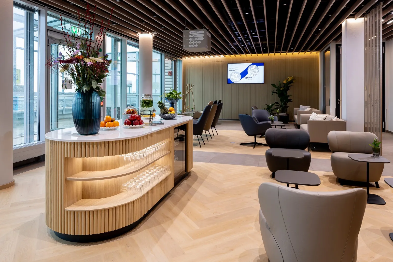 Die zweite Ebene der DUS Rhein Lounge mit Sitzgelegenheiten und angenehmer Beleuchtung.