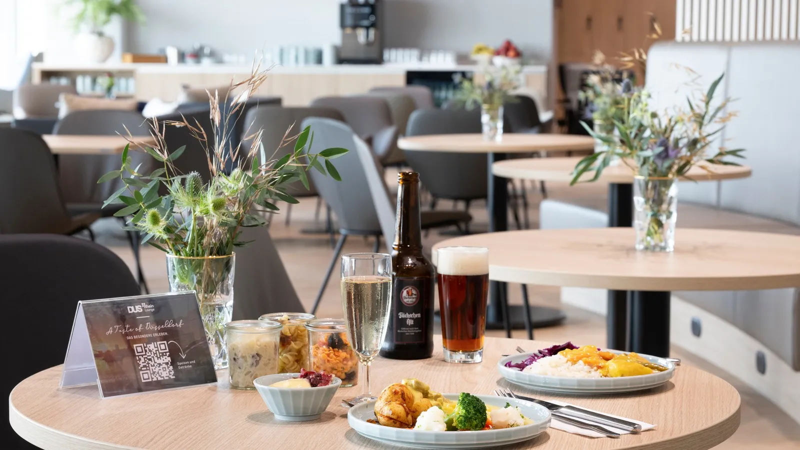 Mittagessen mit Bier und Sekt in der DUH Rhein Lounge.