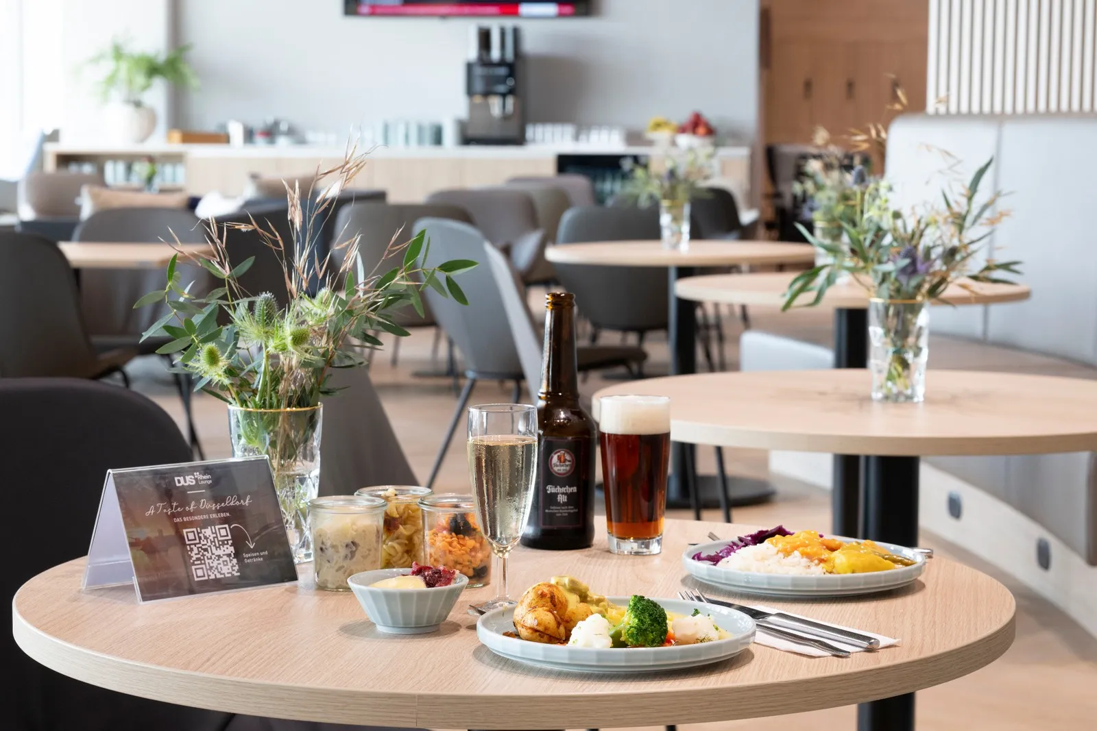 Mittagessen mit Bier und Sekt in der DUH Rhein Lounge.