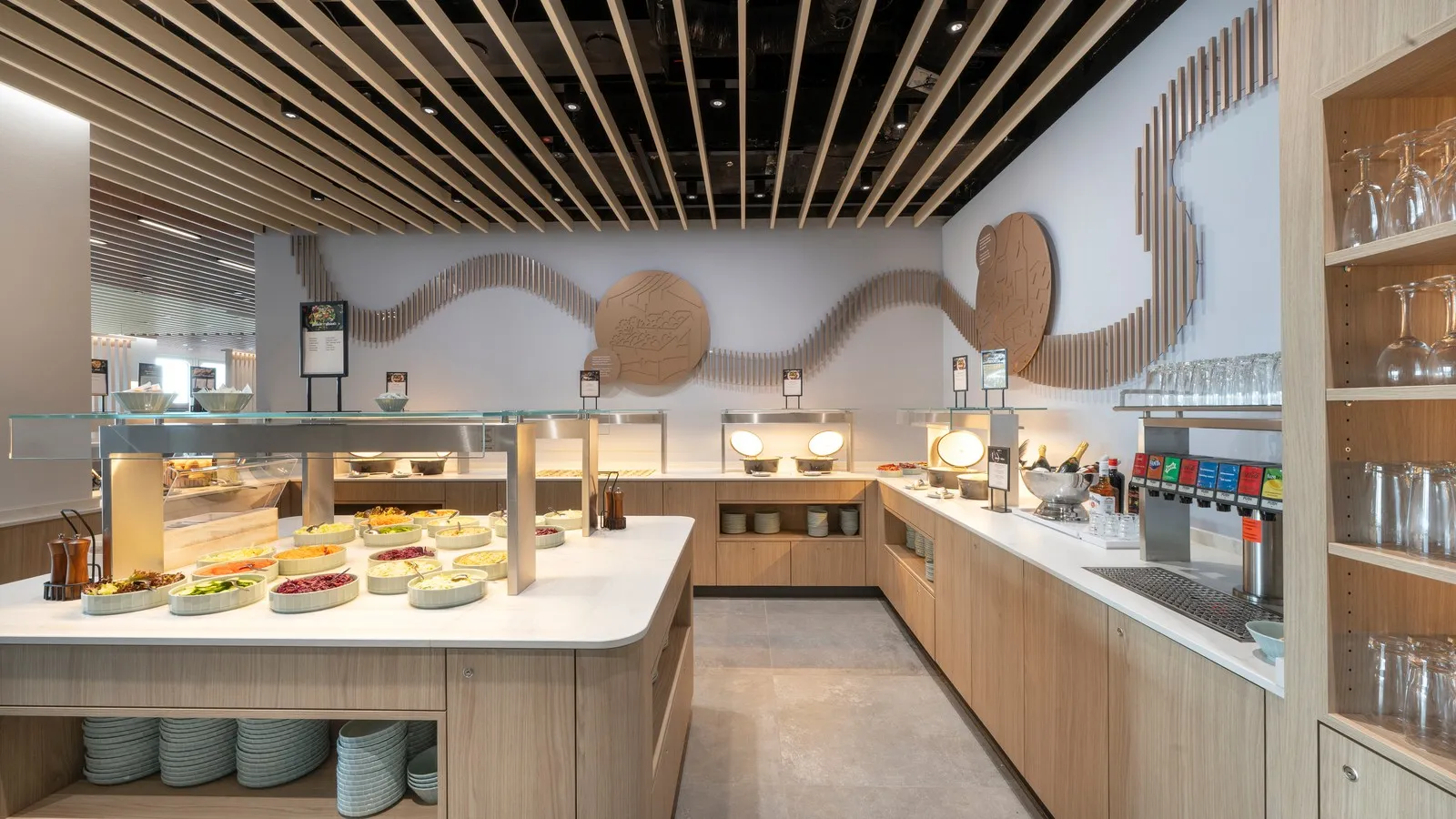 Speisesaal der DUS Rhein Lounge mit Gerichten und regionalem Design.