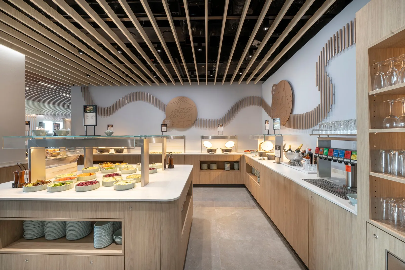 Speisesaal der DUS Rhein Lounge mit Gerichten und regionalem Design.