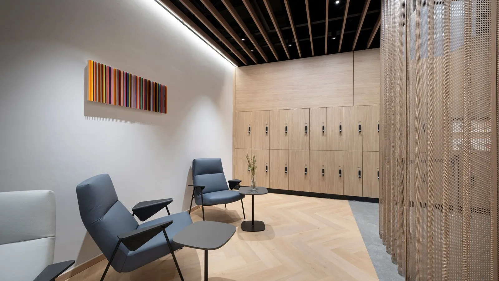 Schließfächer in Holzoptik in der DUS Rhein Lounge.