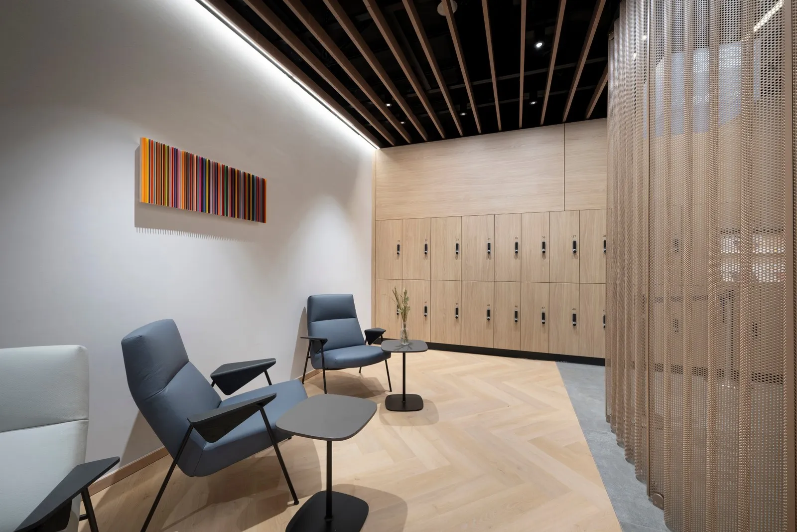 Schließfächer in Holzoptik in der DUS Rhein Lounge.