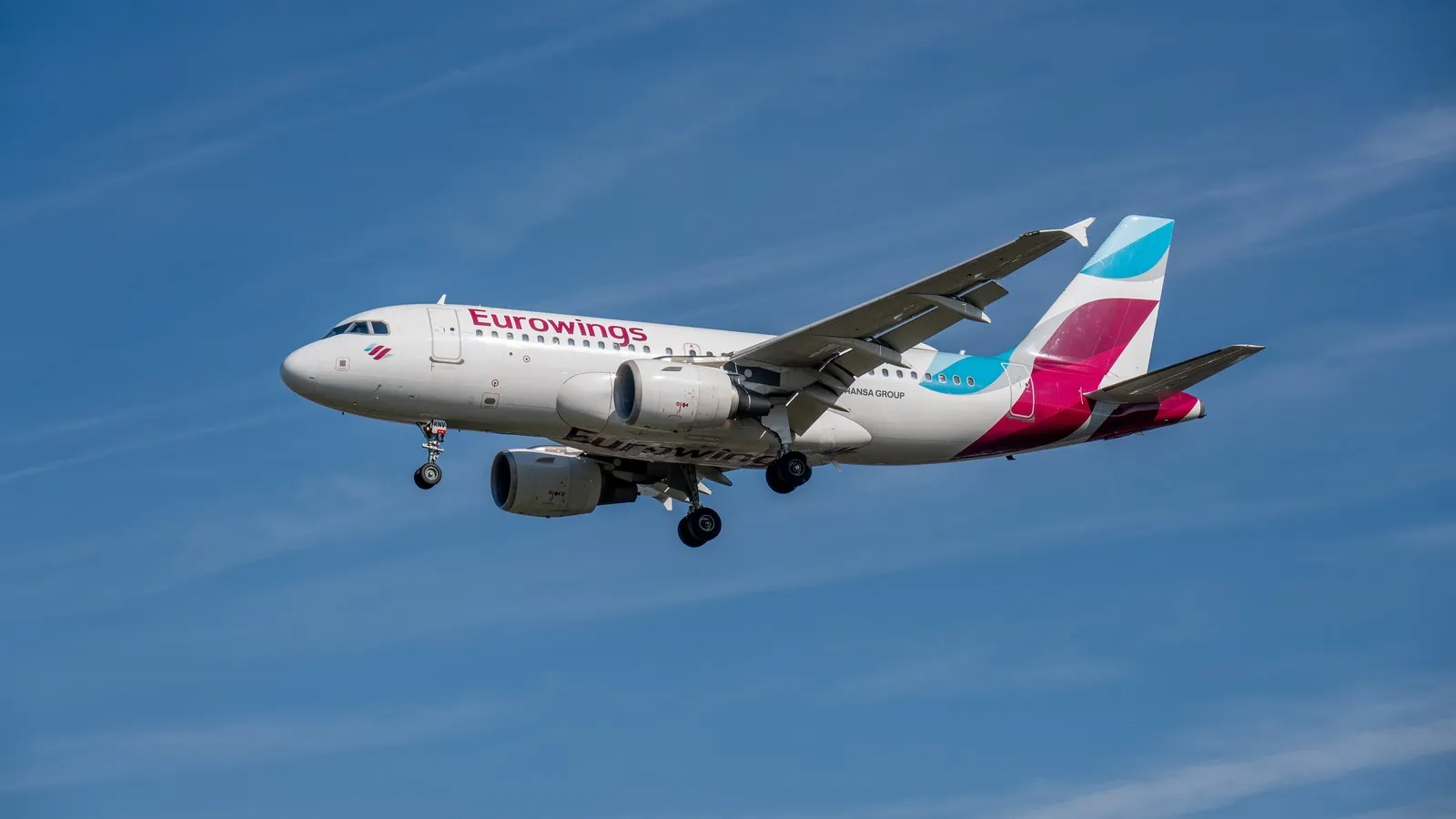 Ein Flugzeug von Eurowings fliegt bei blauem Himmel.