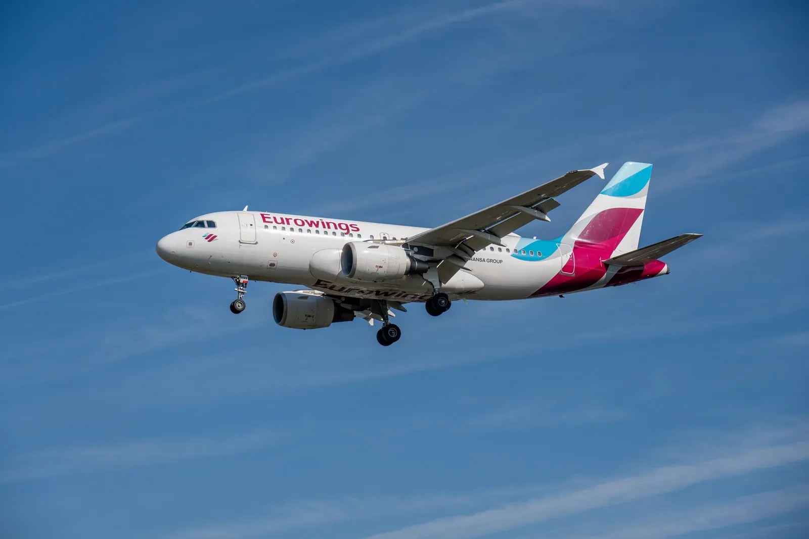 Ein Flugzeug von Eurowings fliegt bei blauem Himmel.
