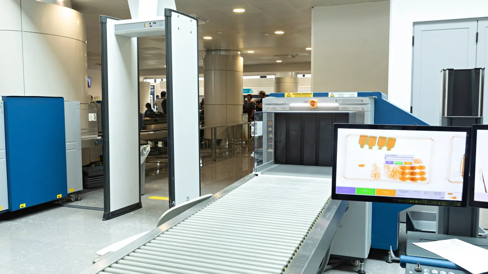 Ein CT-Scanner an einem Flughafen zur Gepäckkontrolle.