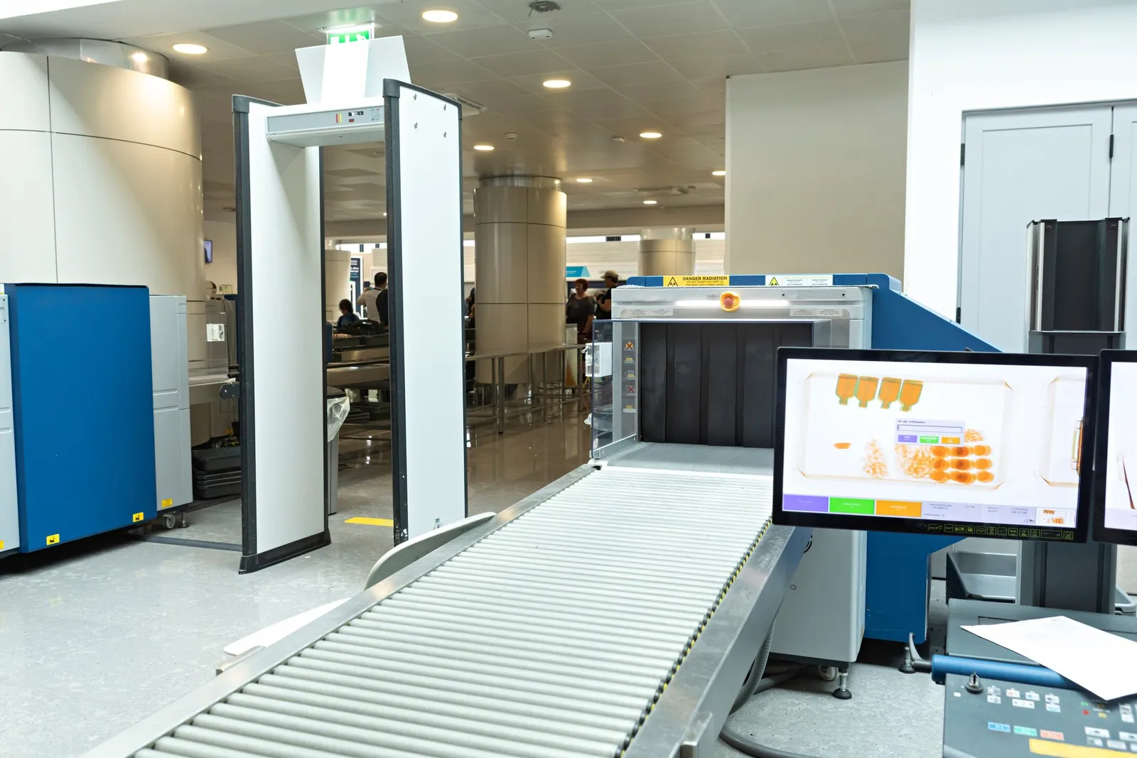 Ein CT-Scanner an einem Flughafen zur Gepäckkontrolle.