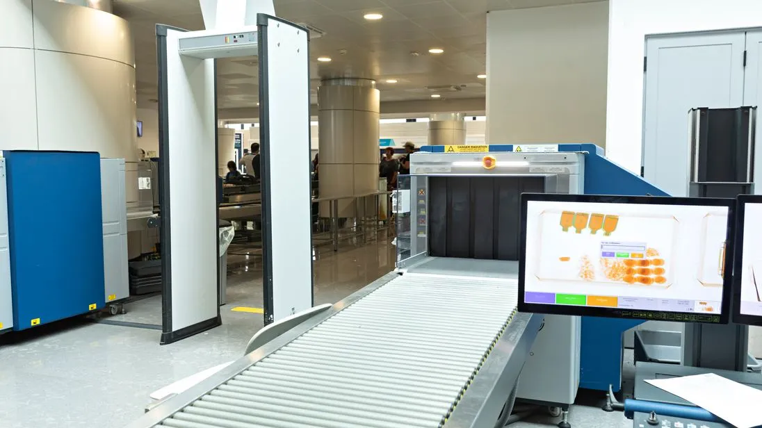 Ein CT-Scanner an einem Flughafen zur Gepäckkontrolle.
