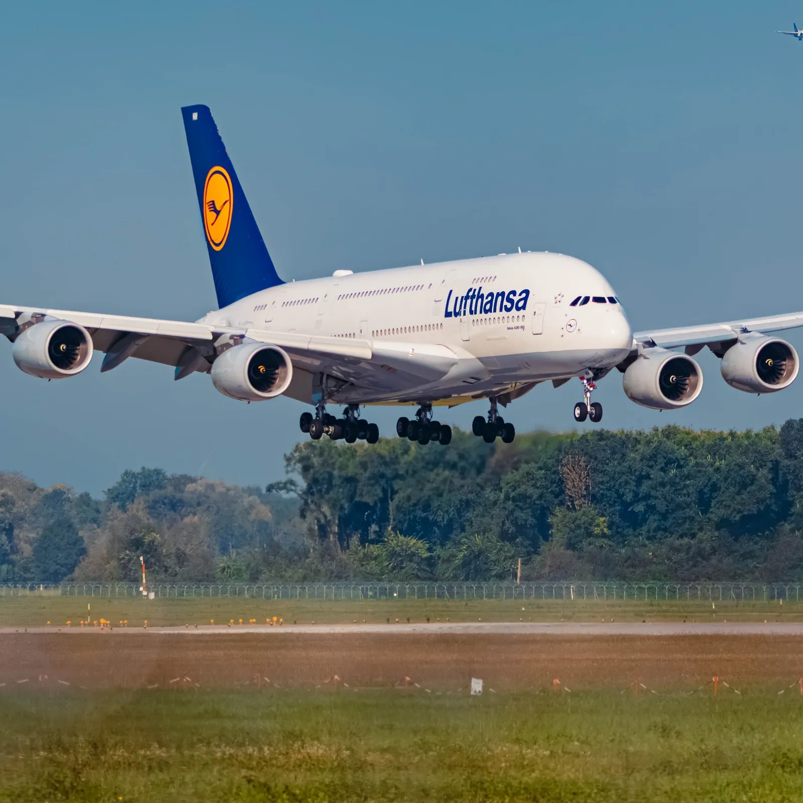 Lufthansa-A380-Passagierflugzeug an einem Sommertag am Flughafen München.