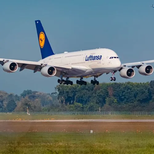 Lufthansa-A380-Passagierflugzeug an einem Sommertag am Flughafen München.