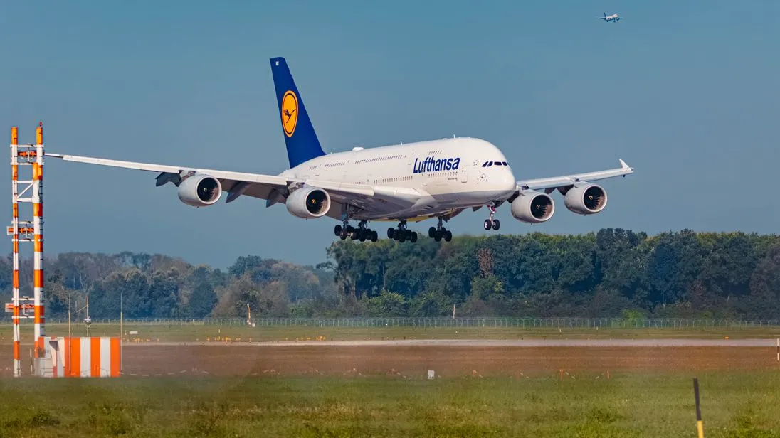 Lufthansa-A380-Passagierflugzeug an einem Sommertag am Flughafen München.