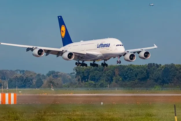Lufthansa-A380-Passagierflugzeug an einem Sommertag am Flughafen München.