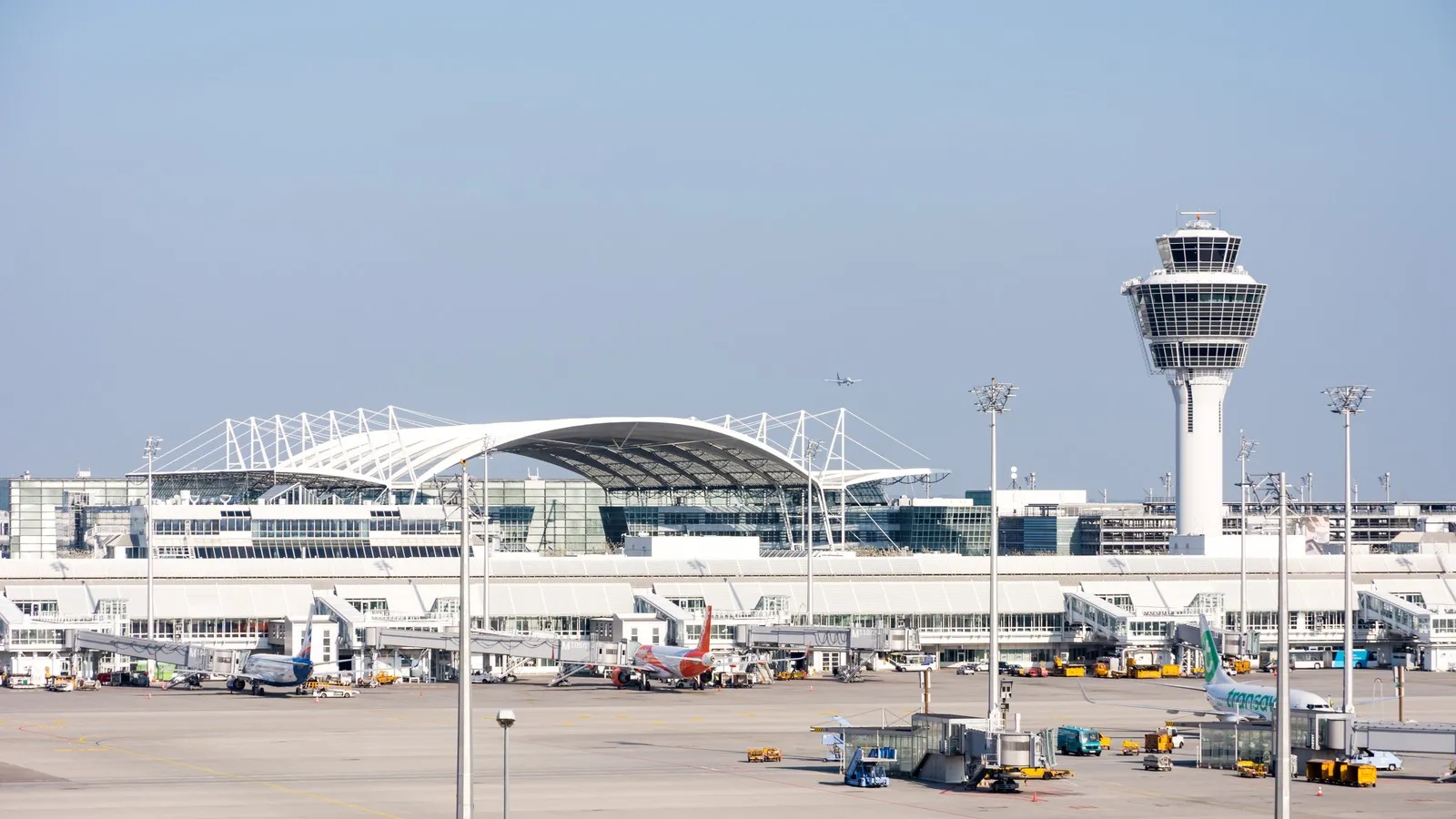 Geparkte Flugzeuge am Flughafen in München, Deutschland.