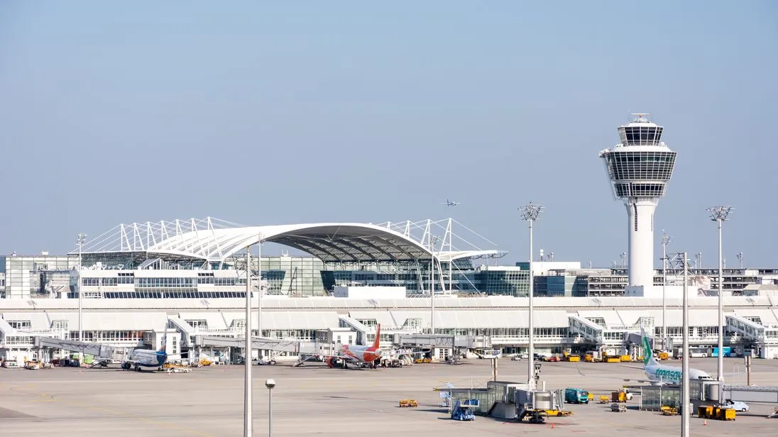 Geparkte Flugzeuge am Flughafen in München, Deutschland.