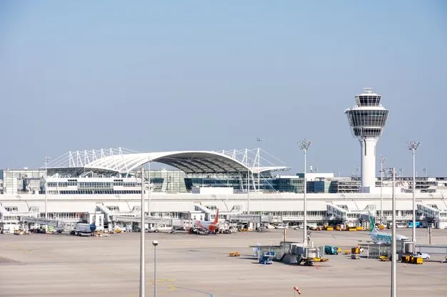 Geparkte Flugzeuge am Flughafen in München, Deutschland.