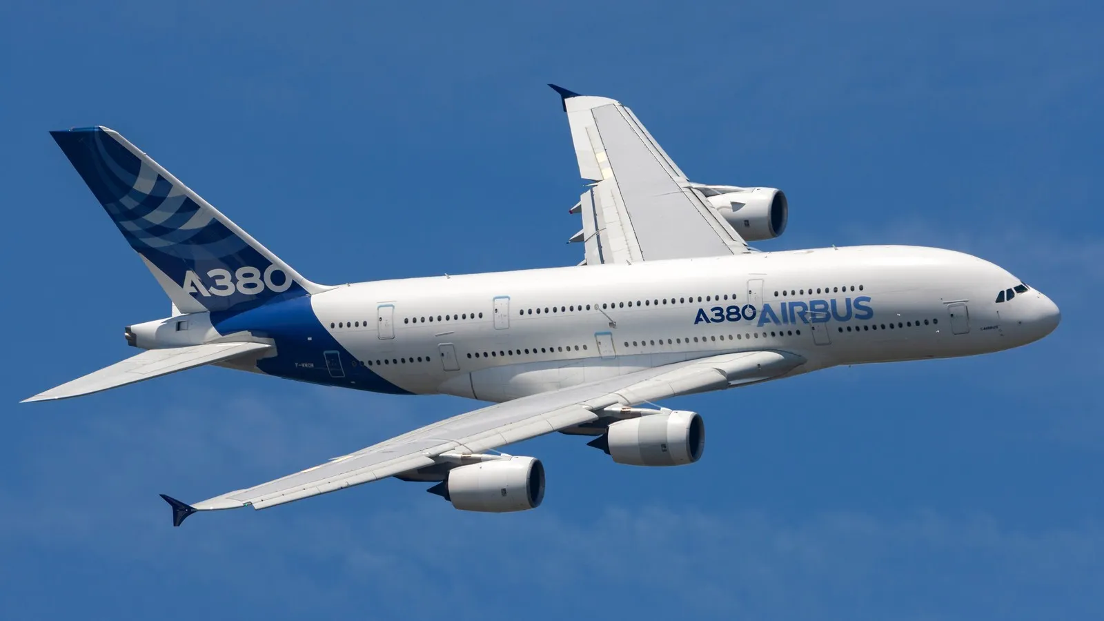  Airbus A380-841, ein großes Verkehrsflugzeug, bei blauem Himmel.