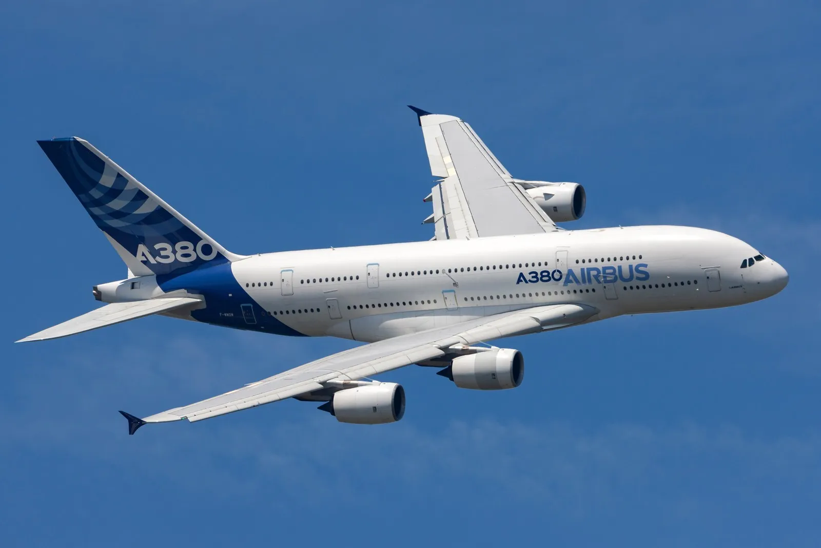  Airbus A380-841, ein großes Verkehrsflugzeug, bei blauem Himmel.