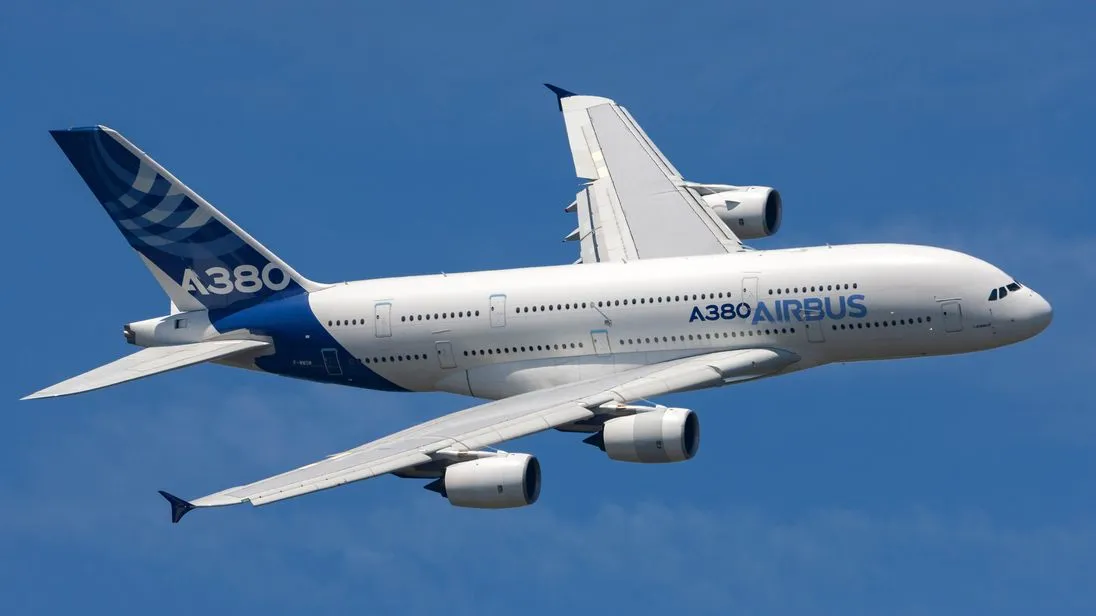  Airbus A380-841, ein großes Verkehrsflugzeug, bei blauem Himmel.