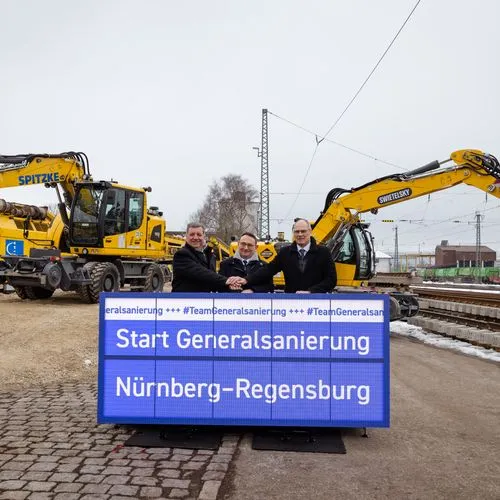 Die DB InfraGO beginnt mit der Generalsanierung der wichtigen Bahnstrecke Nürnberg – Regensburg. Gerd-Dietrich Bolte, Vorstand für Infrastrukturplanung und -projekte der DB InfraGO, der Parlamentarische Staatssekretär beim Bundesminister für Verkehr, Ulrich Lange, und der Bayerische Verkehrsminister Christian Bernreiter haben heute Mittag in Neumarkt (Oberpfalz) auf einer der rund 60 Baustelleneinrichtungsflächen das offizielle Startsignal gegeben.
